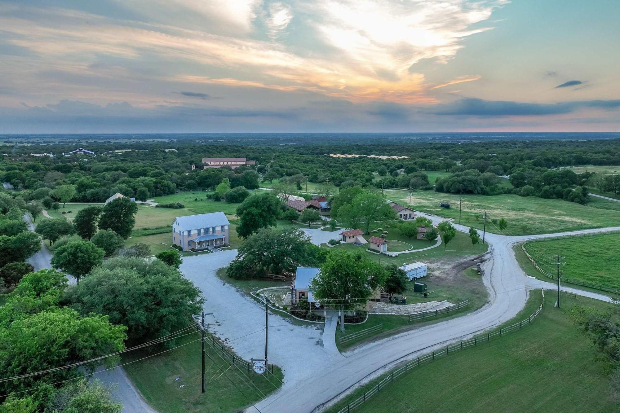 Container Home With Rooftop Views And Pickleball-Pecan Grove Bellmead Extérieur photo