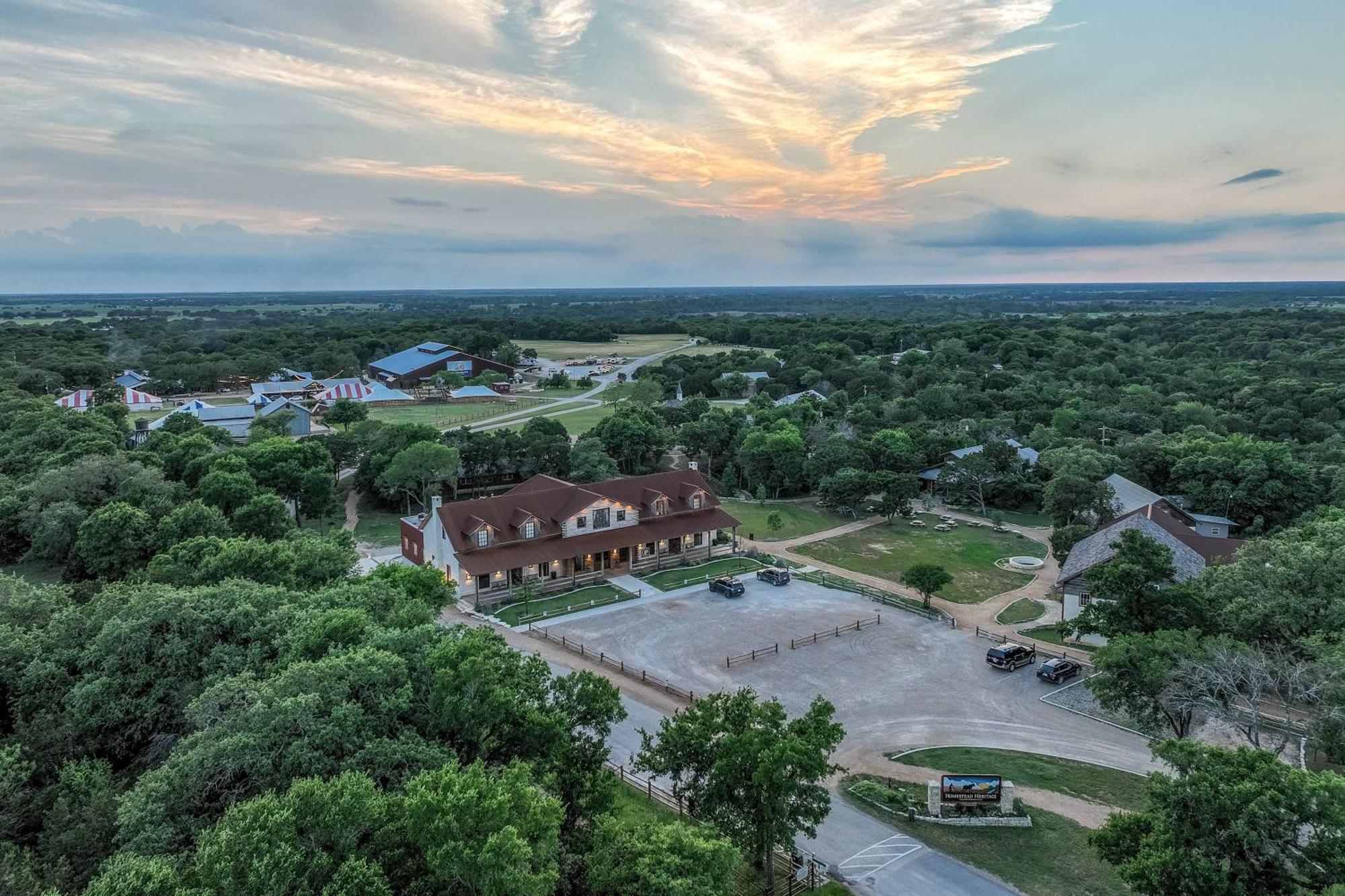 Container Home With Rooftop Views And Pickleball-Pecan Grove Bellmead Extérieur photo